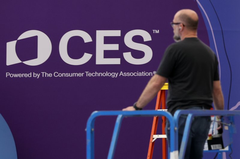 세계 최대 IT(정보기술)·가전 전시회 'CES 2026' 개막을 사흘 앞둔 3일(현지시간) 미국 네바다주 라스베이거스 컨벤션센터(LVCC)에서 관계자들이 부스 설치를 하고 있다. 2026.1.4/뉴스1 ⓒ News1 황기선 기자