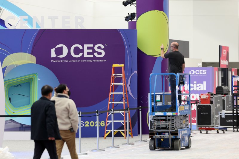 세계 최대 IT(정보기술)·가전 전시회 'CES 2026' 개막을 사흘 앞둔 3일(현지시간) 미국 네바다주 라스베이거스 컨벤션센터(LVCC)에서 관계자들이 부스 설치를 하고 있다. 2026.1.4/뉴스1 ⓒ News1 황기선 기자