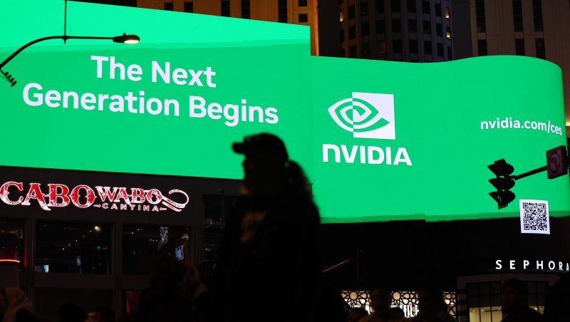 세계 최대 IT(정보기술)·가전 전시회 'CES 2026' 개막을 사흘 앞둔 3일(현지시간) 미국 네바다주 라스베이거스 거리에 엔비디아 광고가 표출되고 있다..2026.1.4/뉴스1 ⓒ News1 황기선 기자