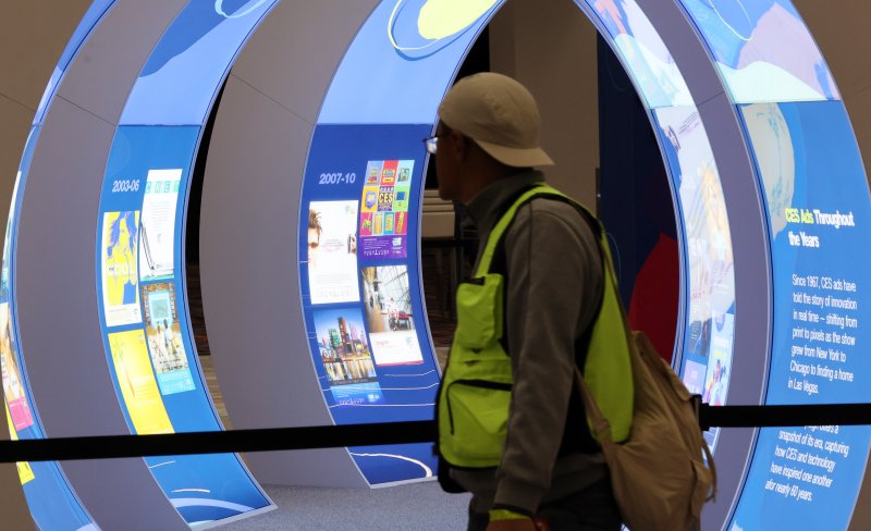 세계 최대 IT(정보기술)·가전 전시회 'CES 2026' 개막을 사흘 앞둔 3일(현지시간) 미국 네바다주 라스베이거스 컨벤션센터(LVCC)에서 관계자들이 부스 설치를 하고 있다. 2026.1.4/뉴스1 ⓒ News1 황기선 기자