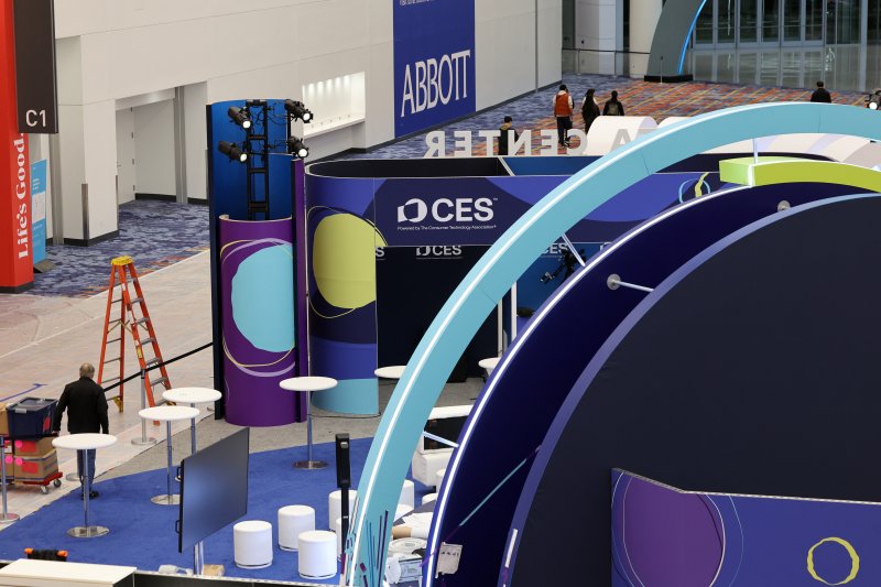 세계 최대 IT(정보기술)·가전 전시회 'CES 2026' 개막을 사흘 앞둔 3일(현지시간) 미국 네바다주 라스베이거스 컨벤션센터(LVCC)에서 관계자들이 부스 설치를 하고 있다. 2026.1.4/뉴스1 ⓒ News1 황기선 기자