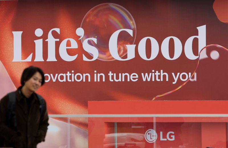 세계 최대 IT(정보기술)·가전 전시회 'CES 2026' 개막을 사흘 앞둔 3일(현지시간) 미국 네바다주 라스베이거스 컨벤션센터(LVCC) 메인입구에에 LG 부스 홍보물이 설치돼 있다. 2026.1.4/뉴스1 ⓒ News1 황기선 기자