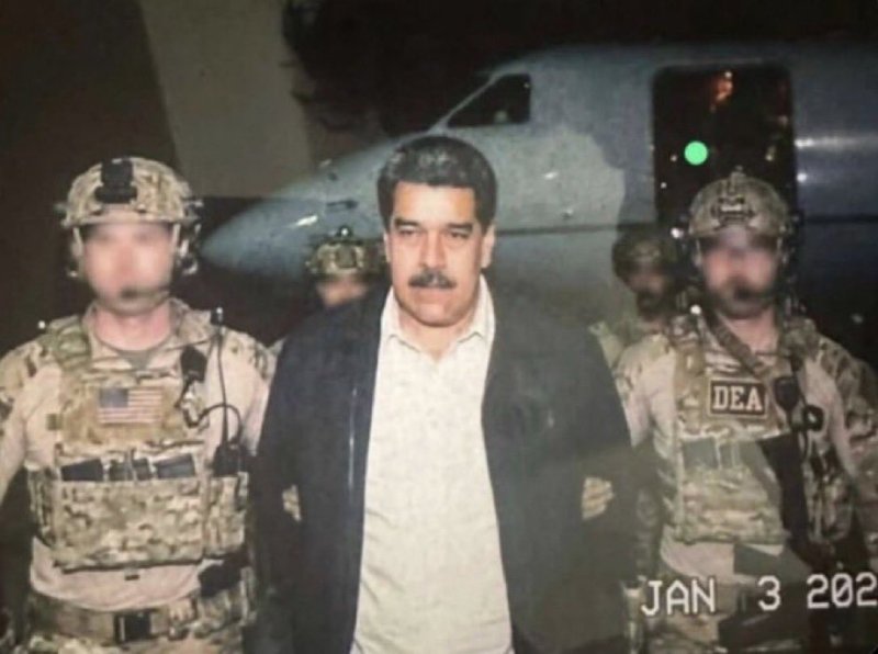 니콜라스 마두로가 3일(현지시간) 미국 마약단속국(DEA) 요원에게 이끌려 이동하는 모습이 공개됐다.뉴스1