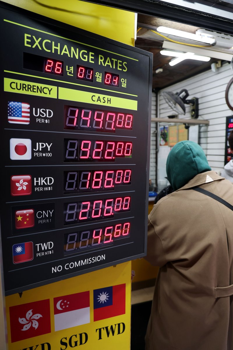 4일 서울 중구 명동의 환전소에서 외국인 관광객들이 환전을 하고 있다. 2026.1.4/뉴스1 ⓒ News1 이광호 기자