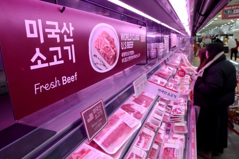 환율 상승으로 인한 소비자 물가 부담이 이어지고 있는 4일 서울 중구의 대형마트를 찾은 시민이 수입육 매대를 살펴보고 있다. 지난해 12월 농·축·수산물 물가는 4.1% 상승, 환율 영향을 받는 수입 소고기 가격은 8% 오르며 지난 2024년 8월 이후 가장 큰 상승 폭을 나타냈다. 2026.1.4/뉴스1 ⓒ News1 이광호 기자