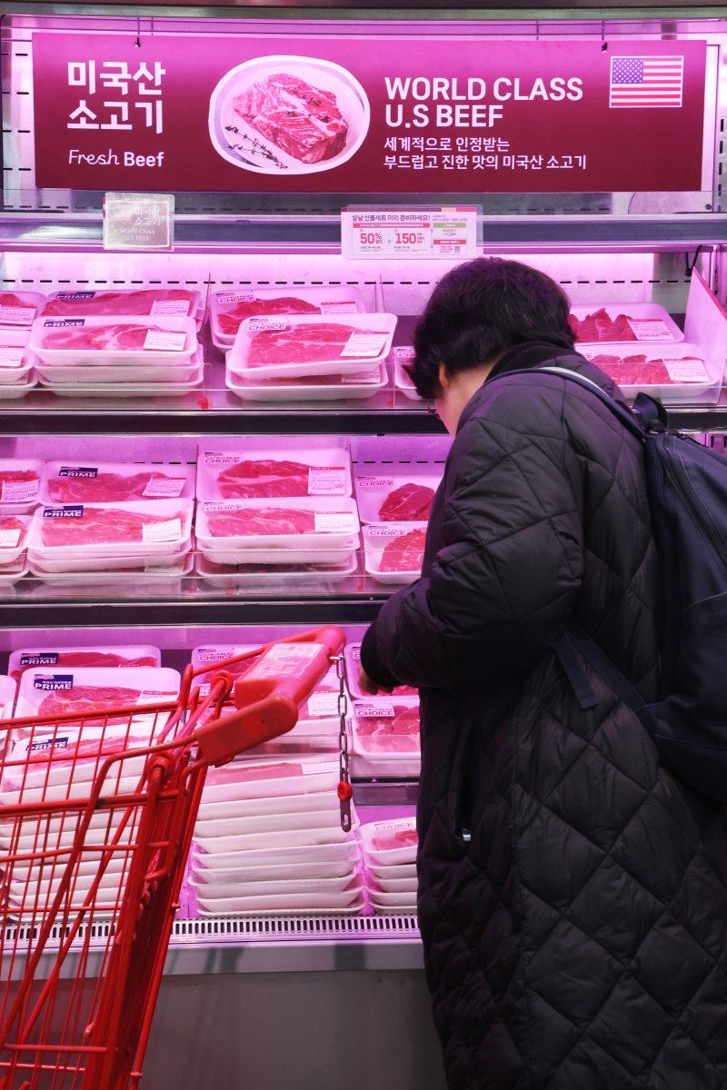 환율 상승으로 인한 소비자 물가 부담이 이어지고 있는 4일 서울 중구의 대형마트를 찾은 시민이 수입육 매대를 살펴보고 있다. 2026.1.4/뉴스1 ⓒ News1 이광호 기자