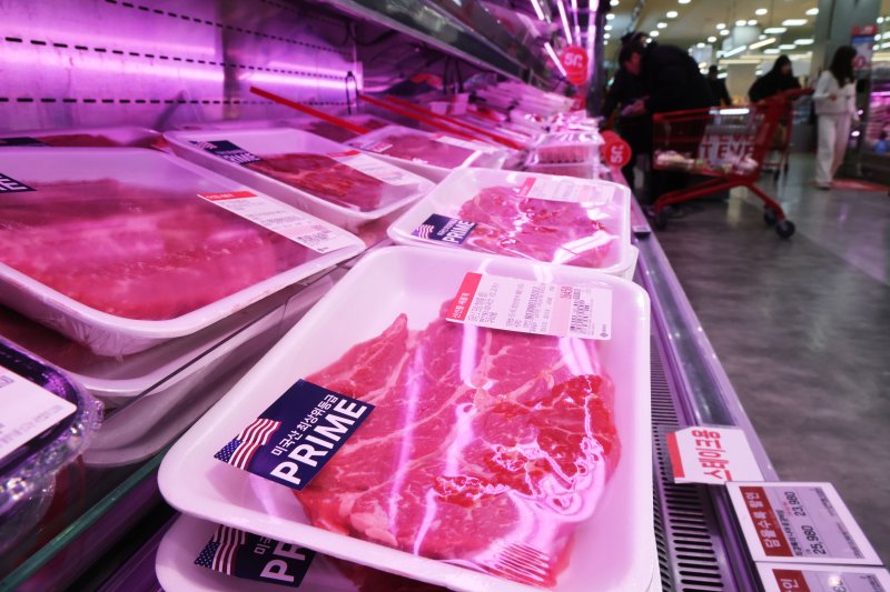 환율 상승으로 인한 소비자 물가 부담이 이어지고 있는 4일 서울 중구의 대형마트를 찾은 시민이 수입육 매대를 살펴보고 있다. 2026.1.4/뉴스1 ⓒ News1 이광호 기자