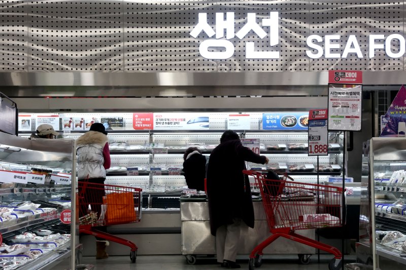 4일 서울 중구의 대형마트를 찾은 시민들이 수산물 매대를 살펴보고 있다. 2026.1.4/뉴스1 ⓒ News1 이광호 기자