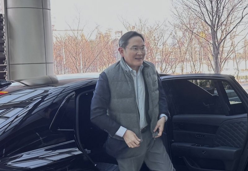 방중 경제사절단 동행을 위해 출국하는 이재용 삼성전자 회장 (출처=연합뉴스)