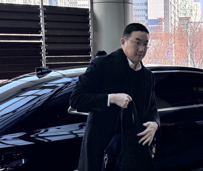 방중 경제사절단 동행을 위해 출국하는 구광모 LG그룹 회장 (출처=연합뉴스)
