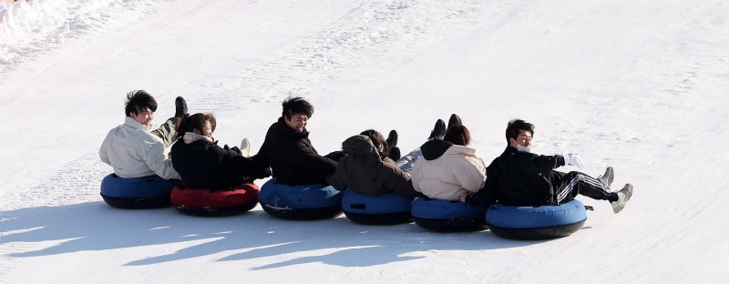 4일 서울 광진구 뚝섬한강공원 눈썰매장을 찾은 시민들이 눈썰매를 타며 즐거운 시간을 보내고 있다. 2026.1.4/뉴스1 ⓒ News1 박지혜 기자