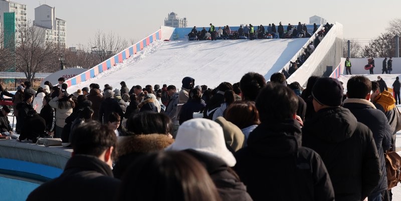 4일 서울 광진구 뚝섬한강공원 눈썰매장에서 시민들이 눈썰매 차례를 기다리며 줄을 서 있다. 2026.1.4/뉴스1 ⓒ News1 박지혜 기자