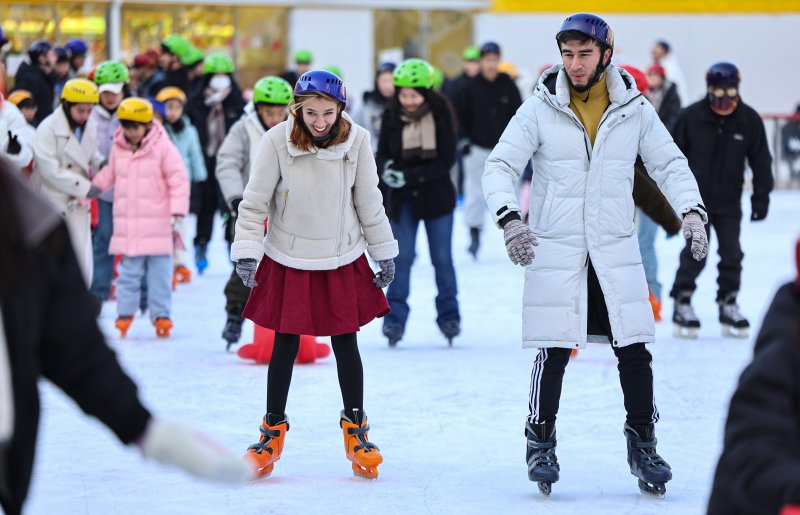 새해 첫 주말인 4일 오후 서울 중구 서울광장 스케이트장을 찾은 외국인 관광객들 스케이트를 즐기고 있다. 2026.1.4/뉴스1 ⓒ News1 김도우 기자
