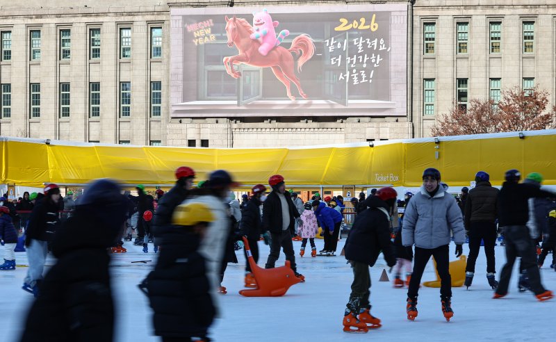 새해 첫 주말인 4일 오후 서울 중구 서울광장 스케이트장을 찾은 시민들이 스케이트를 즐기고 있다. 2026.1.4/뉴스1 ⓒ News1 김도우 기자