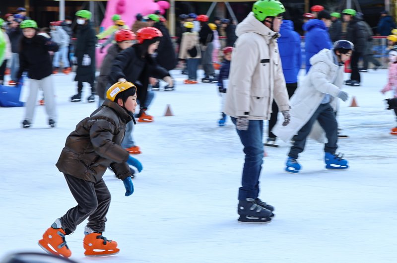 새해 첫 주말인 4일 오후 서울 중구 서울광장 스케이트장을 찾은 시민들이 스케이트를 즐기고 있다. 2026.1.4/뉴스1 ⓒ News1 김도우 기자