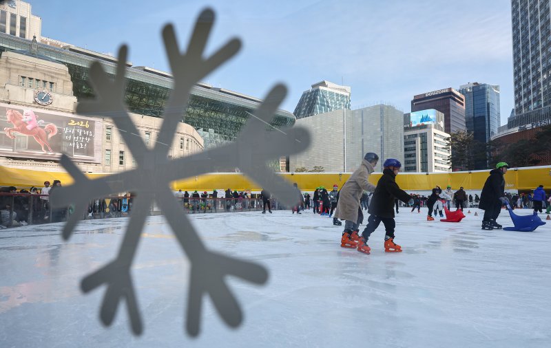 새해 첫 주말인 4일 오후 서울 중구 서울광장 스케이트장을 찾은 시민들이 스케이트를 즐기고 있다. 2026.1.4/뉴스1 ⓒ News1 김도우 기자