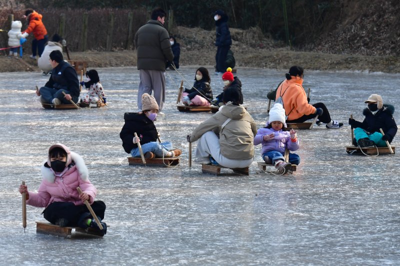4일 경북 포항시 북구 흥해읍 덕실마을 썰매장에서 어린이들이 즐거운 시간을 보내고 있다. 2026.1.4/뉴스1 ⓒ News1 최창호 기자