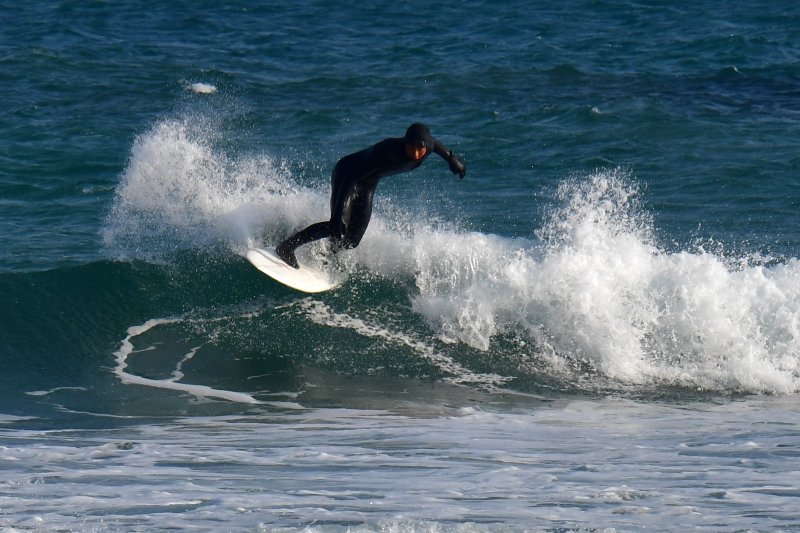 4일 경북 포항시 북구 흥해읍 용한리해수욕장에서 서퍼들이 파도를 타고 있다. 2026.1.4/뉴스1 ⓒ News1 최창호 기자