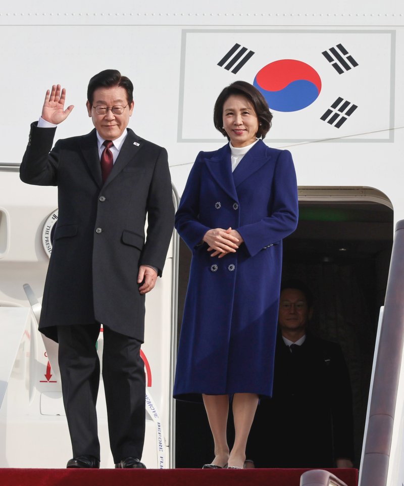 [베이징=뉴시스] 최동준 기자 = 중국을 국빈 방문한 이재명 대통령과 김혜경 여사가 4일(현지 시간) 베이징 서우두 국제공항에 도착해 인사하고 있다. 2026.01.04. photocdj@newsis.com