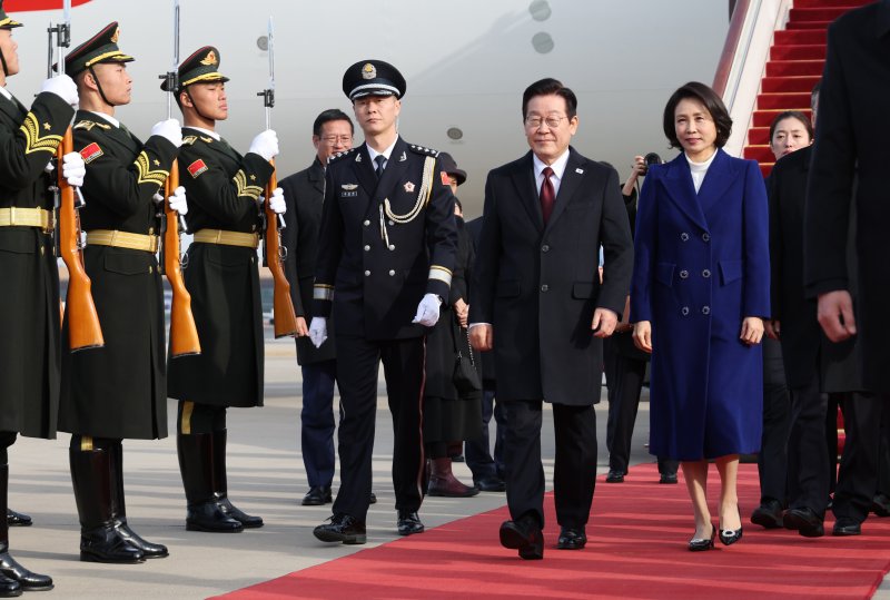 [베이징=뉴시스] 최동준 기자 = 중국을 국빈 방문한 이재명 대통령과 김혜경 여사가 4일(현지 시간) 베이징 서우두 국제공항에 도착해 이동하고 있다. 2026.01.04. photocdj@newsis.com