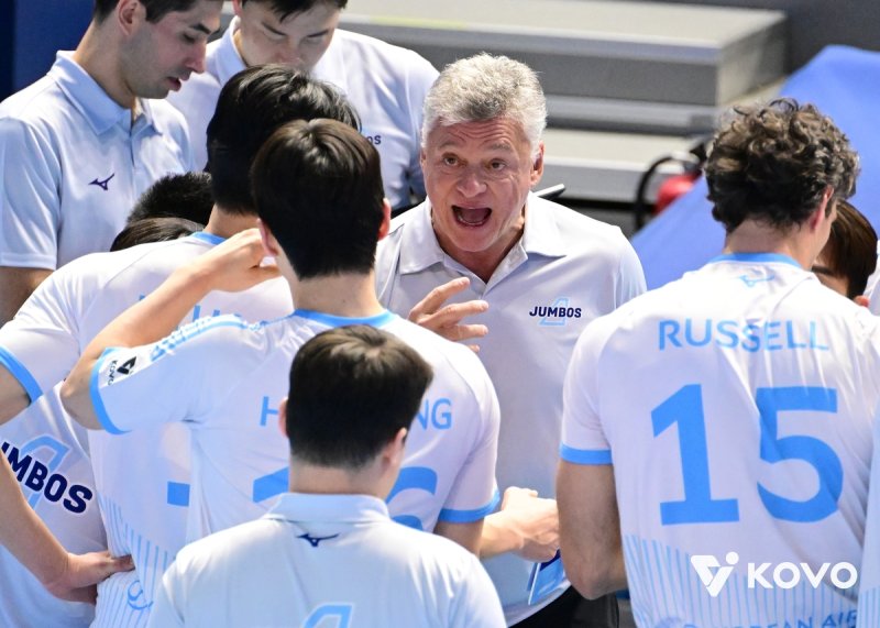 작전을 지시하는 헤난 달 조토 대한항공 감독 (출처=연합뉴스)