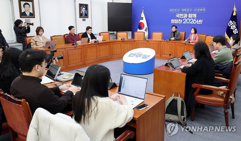 현안 관련 기자간담회 갖는 더불어민주당 조승래 사무총장 (출처=연합뉴스)