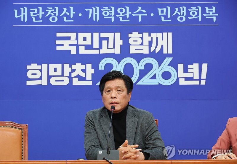 현안 관련 기자간담회 갖는 더불어민주당 조승래 사무총장 (출처=연합뉴스)