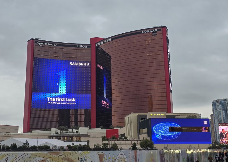 3일(현지시간)부터 미국 라스베이거스 리조트월드 호텔 외벽에서 삼성전자의 옥외광고가 나가고 있다. 삼성전자 제공