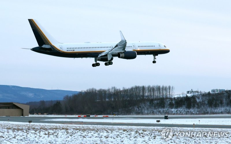 미국 뉴욕 스튜어트 공군기지 도착하는 마두로 대통령 탑승 항공기 (출처=연합뉴스)