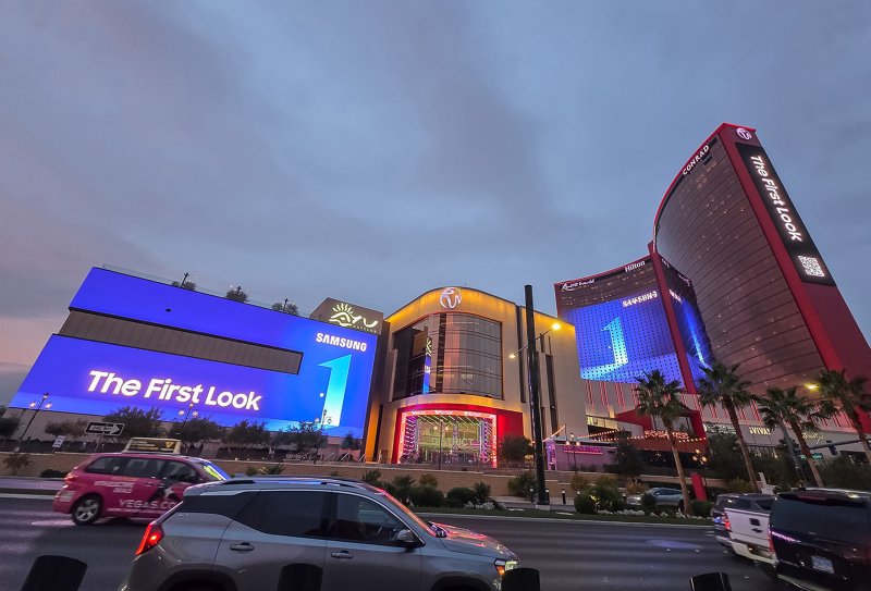 지난 3일(현지시간) 미국 라스베이거스 리조트월드 호텔에서 삼성전자의 CES 옥외광고가 나가고 있다. 삼성전자 제공