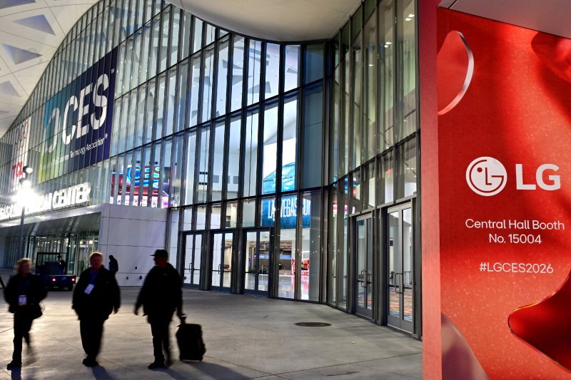 LG전자가 세계 최대 가전·정보기술(IT)전시회 'CES 2026'가 열리는 미국 라스베이거스 컨벤션센터(LVCC) 메인입구에 CES참가 광고를 설치했다. LG전자 제공