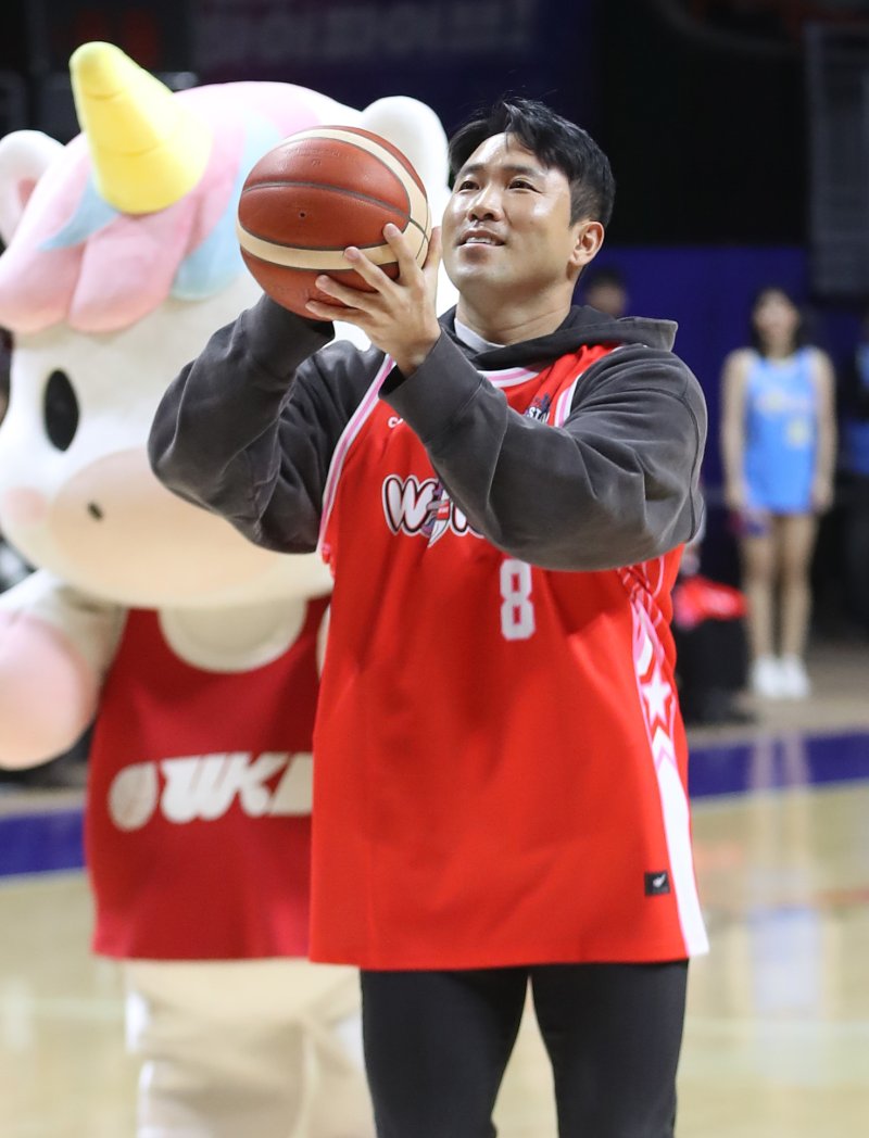 4일 오후 부산 사직실내체육관에서 열린 'BNK금융 2025-2026 여자프로농구 올스타 페스티벌' 팀 유니블과 팀 포니블의 경기 시작에 앞서 롯데 자이언츠 간판타자 전준우가 시투하고 있다. 2026.1.4/뉴스1 ⓒ News1 윤일지 기자