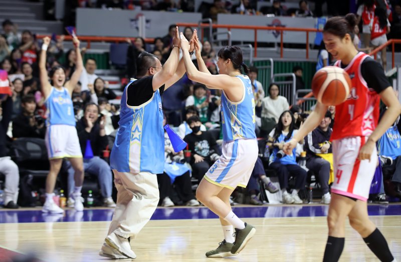 4일 오후 부산 사직실내체육관에서 열린 'BNK금융 2025-2026 여자프로농구 올스타 페스티벌' 팀 유니블과 팀 포니블의 경기에서 팀 포니블 김단비를 대신해 김단비 팬이 경기장에 투입돼 득점에 성공한 후 강이슬과 기뻐하고 있다. 2026.1.4/뉴스1 ⓒ News1 윤일지 기자