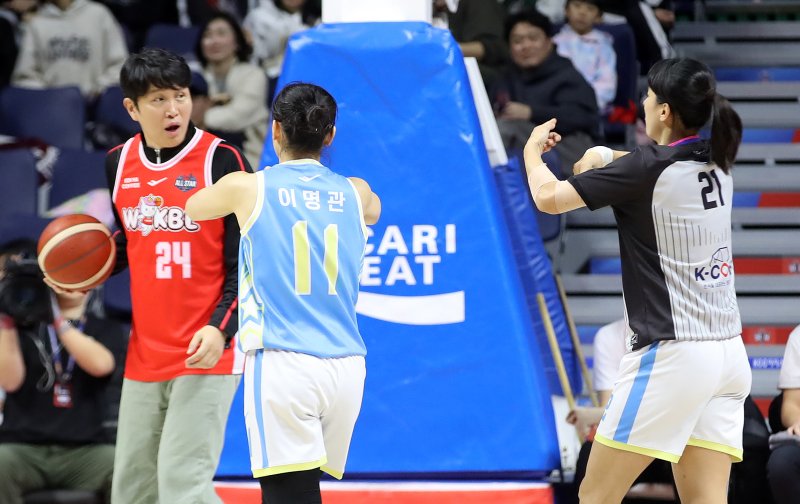 4일 오후 부산 사직실내체육관에서 열린 'BNK금융 2025-2026 여자프로농구 올스타 페스티벌' 팀 유니블과 팀 포니블의 경기에서 팀 유니블 위성우 코치가 심판으로 변신한 팀 포니블 김단비 판정에 항의하고 있다. 2026.1.4/뉴스1 ⓒ News1 윤일지 기자
