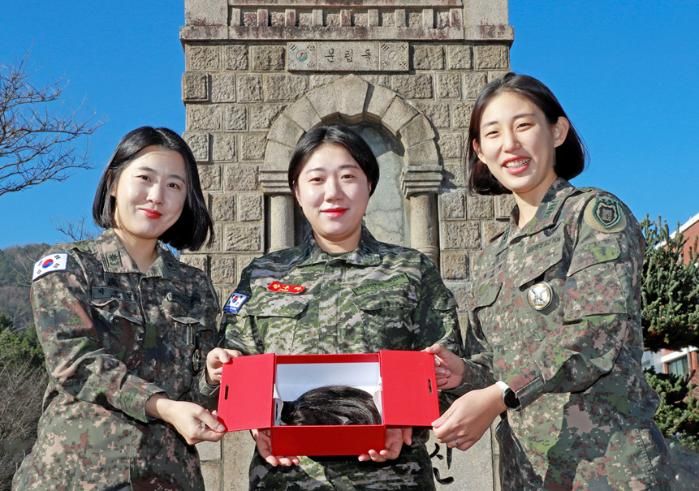소아암 환자를 위해 모발을 기부한 육군공병학교 교관과 교육생들. 왼쪽부터 박수영 소령, 장우라 대위, 최서영 대위. 국방일보 제공