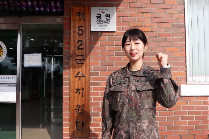 도로에 쓰러져 있는 시민의 생명을 구한 육군52군수지원단 홍슬기 중사. 육군52군수지원단