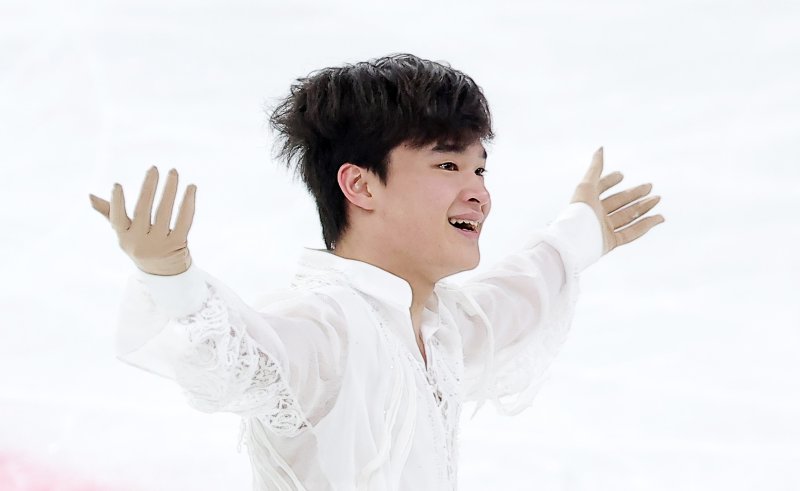 피겨스케이팅 선수 김현겸(고려대)이 4일 서울 양천구 목동 아이스링크에서 열린 제80회 전국남녀 피겨스케이팅 종합선수권대회 남자 시니어 프리 스케이팅에서 연기를 마친 후 인사하고 있다. 2026.1.4/뉴스1 ⓒ News1 김성진 기자
