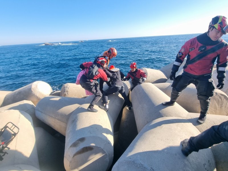 강원 속초 장사항 테트라포드에 추락한 50대 남성 구조 (속초해경 제공, 재판매 및 DB금지) 뉴스1