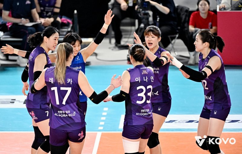 승리에 기뻐하는 흥국생명 선수단 (출처=연합뉴스)