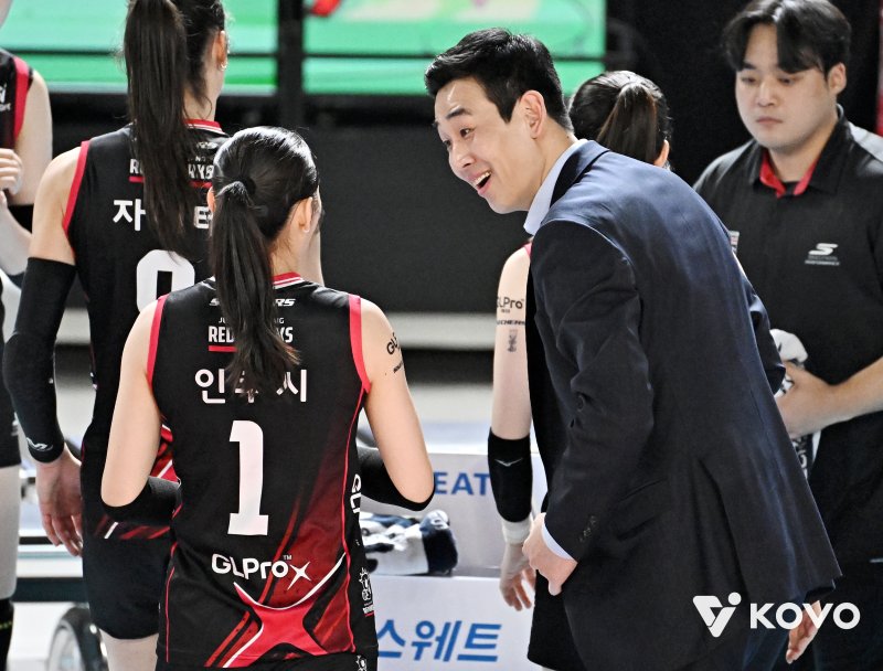 [서울=뉴시스] 여자 프로배구 정관장의 고희진 감독이 4일 대전충무체육관에서 열린 진에어 2025~2026 V-리그 여자부 흥국생명과의 경기에서 인쿠시를 격려하고 있다. (사진=KOVO 제공) 2026.01.04. *재판매 및 DB 금지