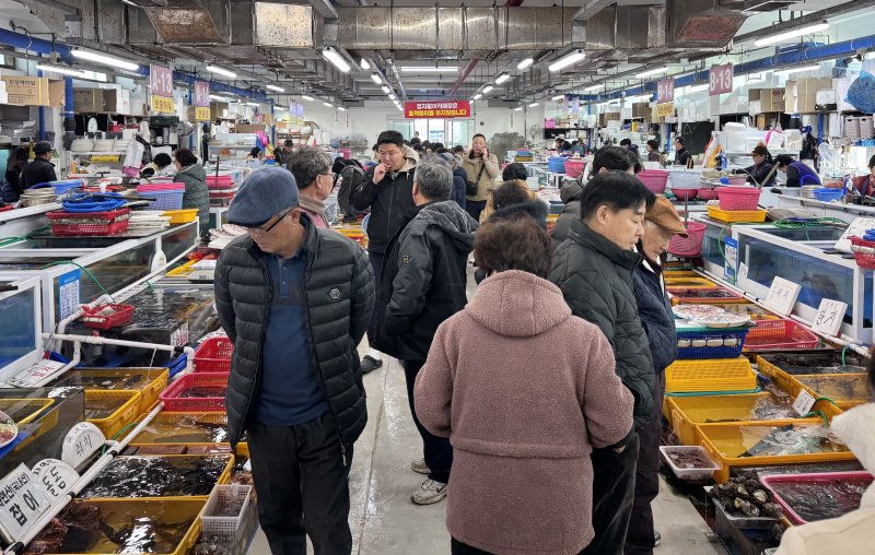 2026년 새해 첫 일요일인 4일 울산 북구 정자활어직매장에는 시민들의 발길이 이어져 모처럼 활기를 띄었다.2026.1.3. /뉴스1 ⓒNews1 김세은 기자