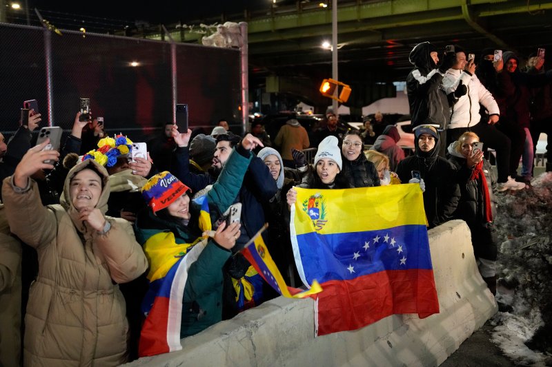 3일(현지 시간) 미국 뉴욕 브루클린의 메트로폴리탄 구치소 앞에서 베네수엘라 국기를 든 사람들이 니콜라스 마두로 베네수엘라 대통령의 체포를 축하하며 그의 도착을 기다리고 있다. AP·뉴시스