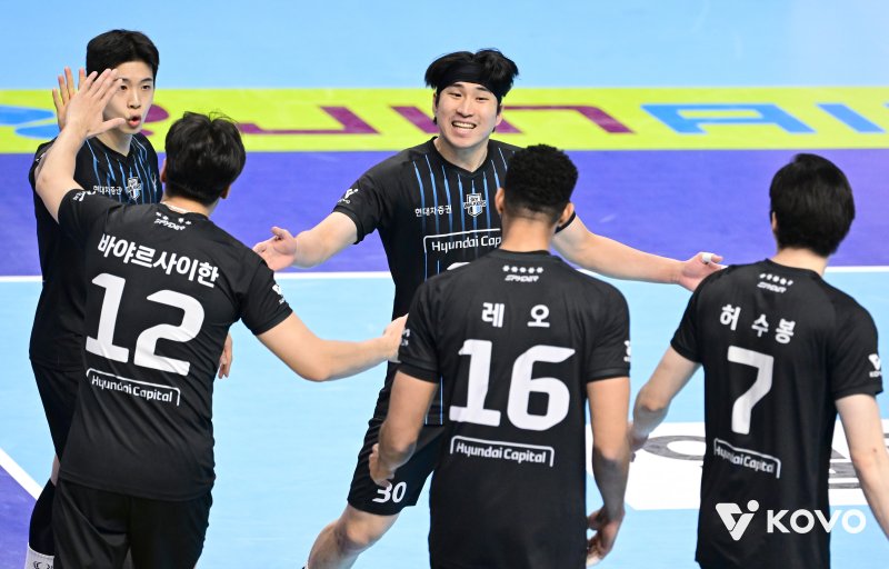 현대캐피탈은 4일 열린 2025-26 V리그 남자부 3라운드 대한항공과 맞대결에서 3-0으로 승리하며 선두 추격에 시동을 걸었다.뉴스1
