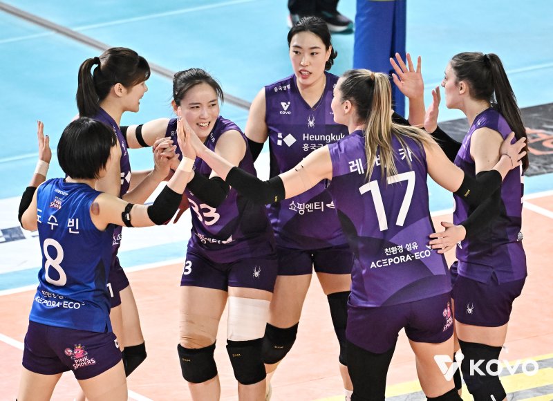 기뻐하는 흥국생명 선수들. (KOVO 제공)