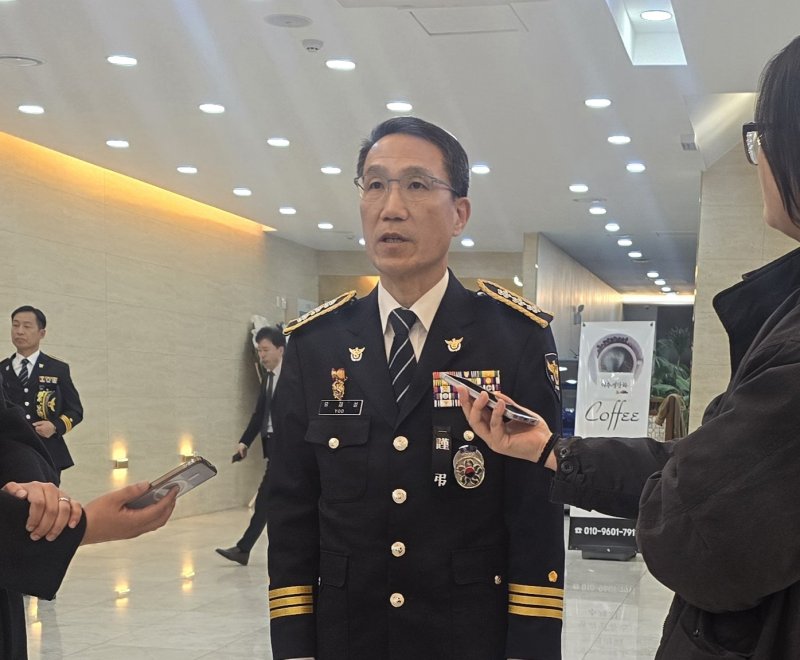 [전주=뉴시스] 강경호 기자 = 교통사고 정리 중 2차 사고로 순직한 고 이승철 경감의 장례가 진행되는 4일 전북 전주시 완산구 전주시민장례문화원에서 유재성 경찰청장 직무대행이 조문을 마친 뒤 취재진과 인터뷰하고 있다. 2026.01.04. lukekang@newsis.com