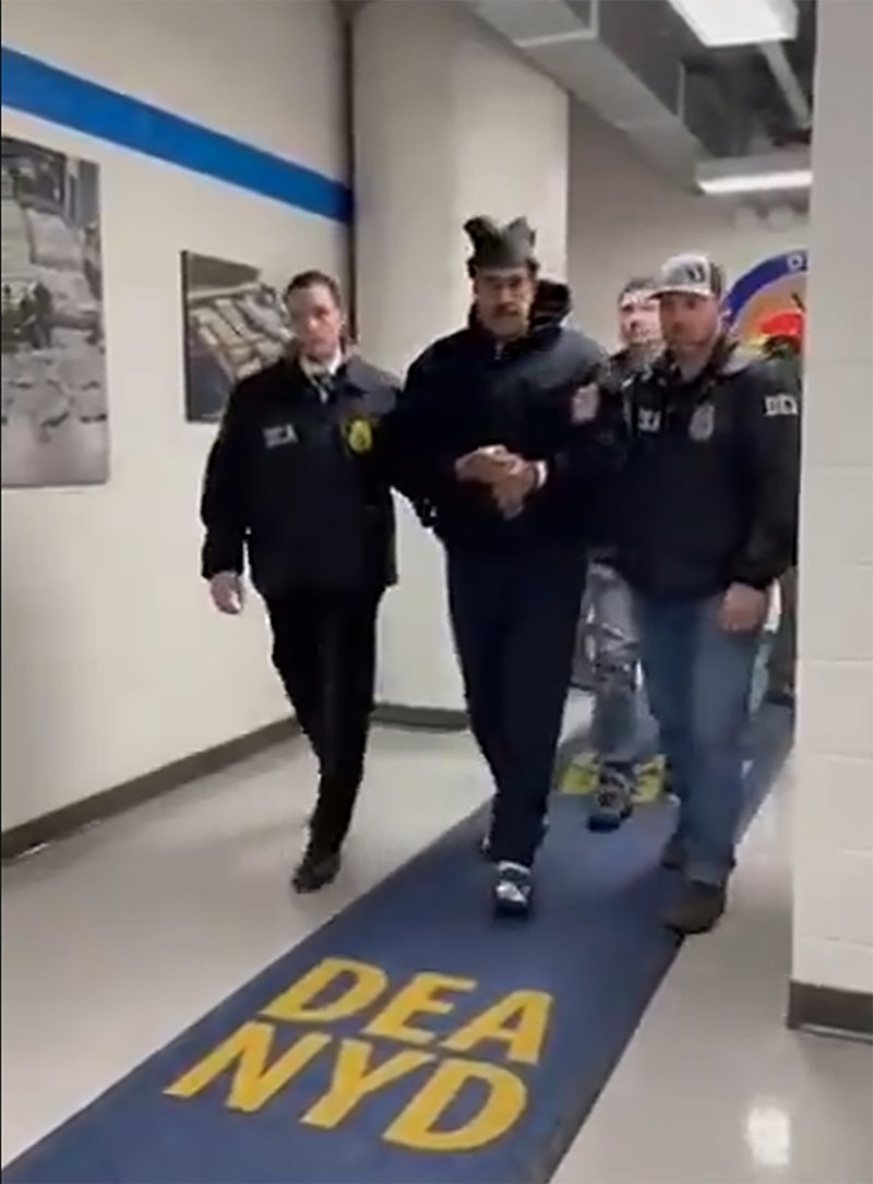 니콜라스 마두로 베네수엘라 대통령이 3일(현지시간) 미국 마약단속국(DEA) 요원에게 이끌려 '퍼프 워크'(perp walk·수사기관이 피의자를 언론 카메라에 의도적으로 노출시키는 행위)를 하는 모습이 공개됐다. 백악관 긴급대응 엑스 계정 게시물 캡쳐·뉴스1