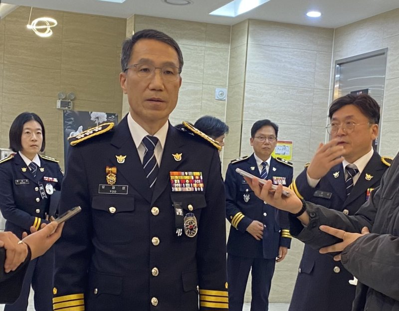 유재성 경찰청 직무대행이 고 이승철 경감 장례식에서 기자들의 질문에 답하고 있다.2025.1.4/뉴스1 ⓒ News1 문재욱 기자