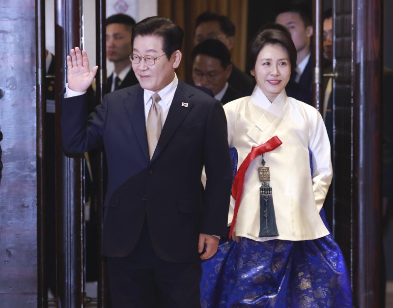 [베이징=뉴시스] 최동준 기자 = 중국을 국빈 방문 중인 이재명 대통령과 김혜경 여사가 4일(현지 시간) 베이징의 한 호텔에서 열린 재중 한국인 간담회에 입장하고 있다. 2026.01.04. photocdj@newsis.com