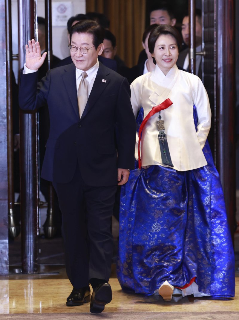 [베이징=뉴시스] 최동준 기자 = 중국을 국빈 방문 중인 이재명 대통령과 김혜경 여사가 4일(현지 시간) 베이징의 한 호텔에서 열린 재중 한국인 간담회에 입장하고 있다. 2026.01.04. photocdj@newsis.com