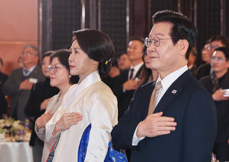 [베이징=뉴시스] 최동준 기자 = 중국을 국빈 방문 중인 이재명 대통령과 김혜경 여사가 4일(현지 시간) 베이징의 한 호텔에서 열린 재중 한국인 간담회에서 국민의례를 하고 있다. 2026.01.04. photocdj@newsis.com